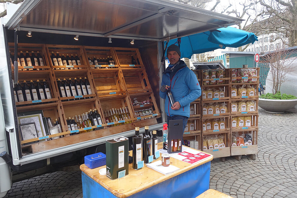 Angeli Olivenöl - Harry Wirth auf dem Markt